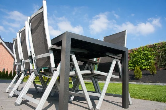 Gartenmöbel auf einer Terrasse